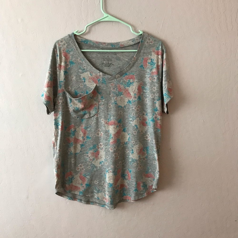 Gray and flower pocket tee